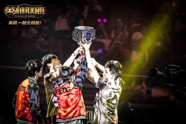 LPL 明天的首发阵容： Assum 对阵 Photic ， Angel 对阵 ZIKA 在 SOLO 比赛中